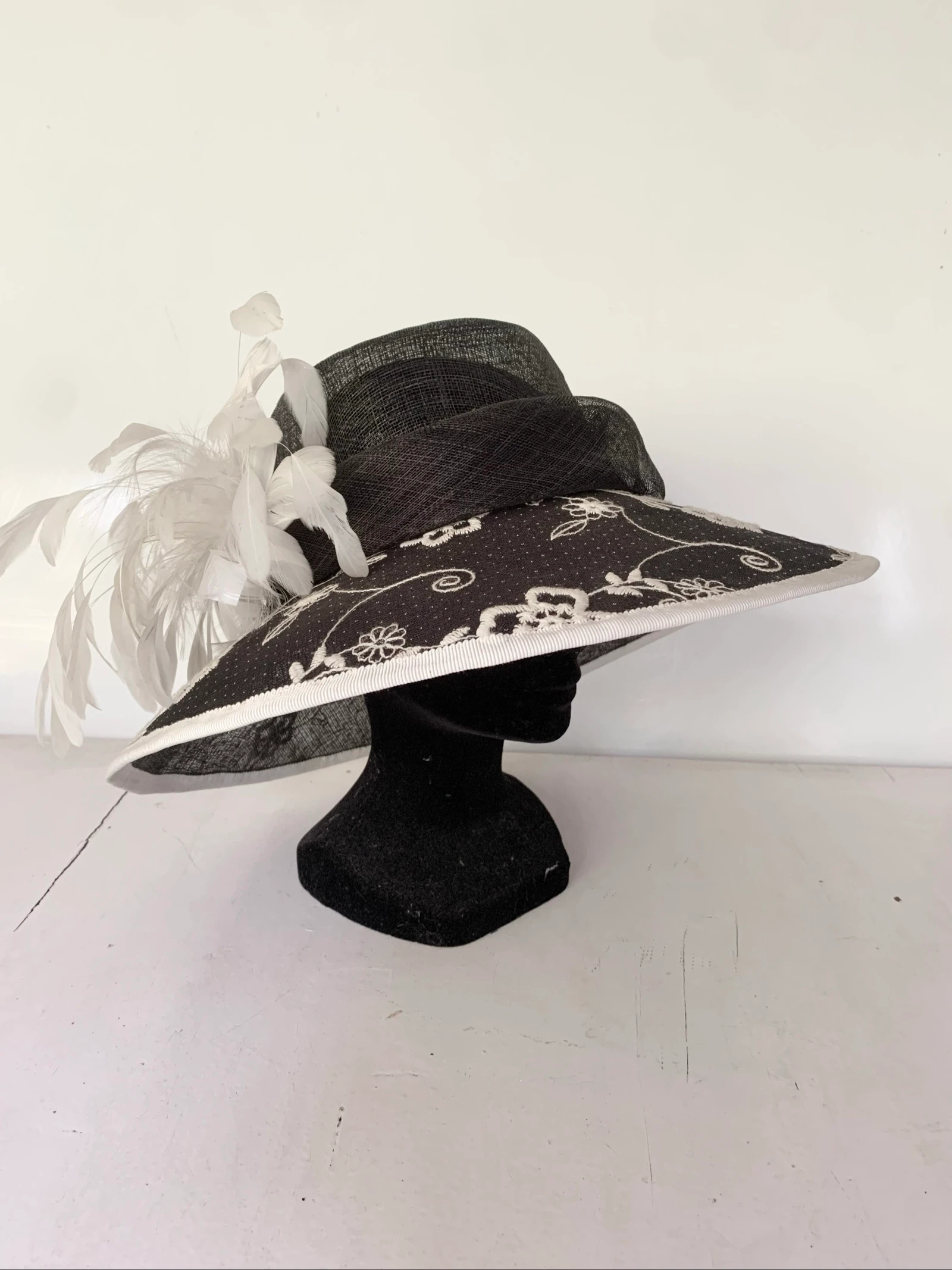 Vintage zwart witte hoed dames met kant en veren